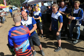 Vesa Kytönen on ensimmäisenä onnittelemassa Antti Hellstenia enduron Suomen mestaruudesta. Vieressä Harri Leppälaakso odottelee vuoroaan. Kuva: Jani Hovi / Xracing