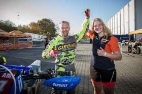 Eero Remes ja Sanna Kärkkäinen juhlivat sunnuntain päätteeksi. Kuva: Henri Salminen