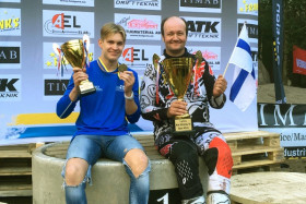 Niko Nurmi (vas.) ylsi uransa parhaaseen sijoitukseen napattuaan junioriluokan PM-pronssia. Jörgen Nylund kuittasi puolestaan Open-luokan PM-kultaa. Kuva: Sari Kiuru