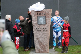 Eero Remes ja Juha Laakso olivat mukana paljastamassa muistomerkkiä. Kuva: Jani Hovi 