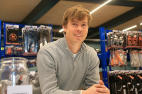 Timo "Herkkä" Virtanen iloisena ennen matkaan lähtöä RaceProsin tiskillä.