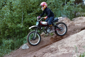 Antti Hyökki omavalmisteisella Helkama/Sachs pyörällään vuonna 1978. Kuva: Hyökin arkisto