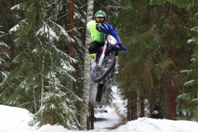 Viime vuoden EnduroGP-luokan maailmanmestari Matthew Phillips pääsee reitille ensimmäisenä. Kuva: Jani Hovi / Xracing