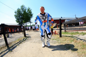 Samuli Aro astelemassa Vantaan MM-osakilpailun ensimmäisen erän lähdönodotusalueelle.