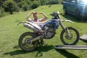 Porvarin riemua maalissa.