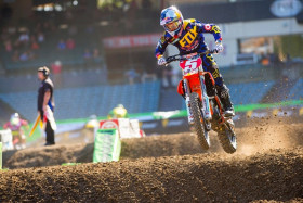Ryan Dungey tulee San Diegoon sarjan pistekärjessä. Kuva: Simon Cudby