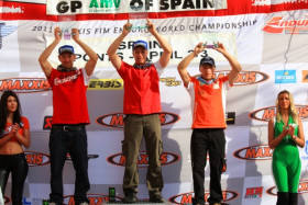 Suomalaisten yhteinen hetki palkintokorokkeella.