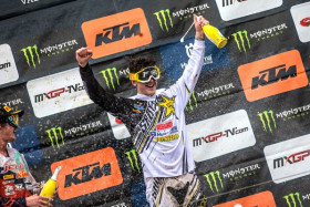 Conrad Mewsen juhlaa podiumilla. Kuva: Juan Pablo Acevedo
