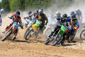 Miika Haavanlammi ensimmäisen erän ensimmäisessä kurvissa letkan kärjessä.