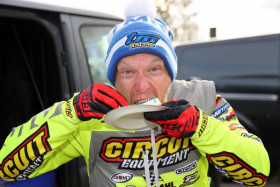 Eero Remekselle maistui mestaruuskakku kisan jälkeen. Kuva: Jani Hovi / Xracing